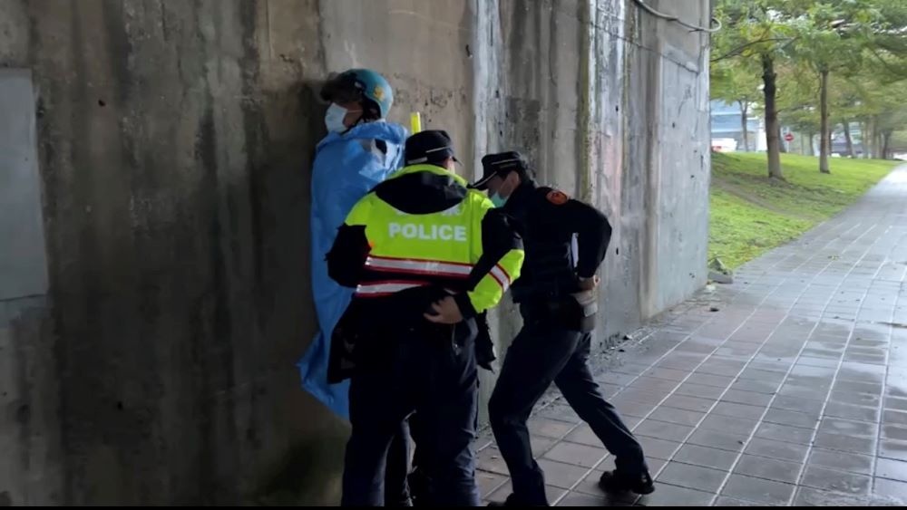 員警展現強制力逮捕搶匪