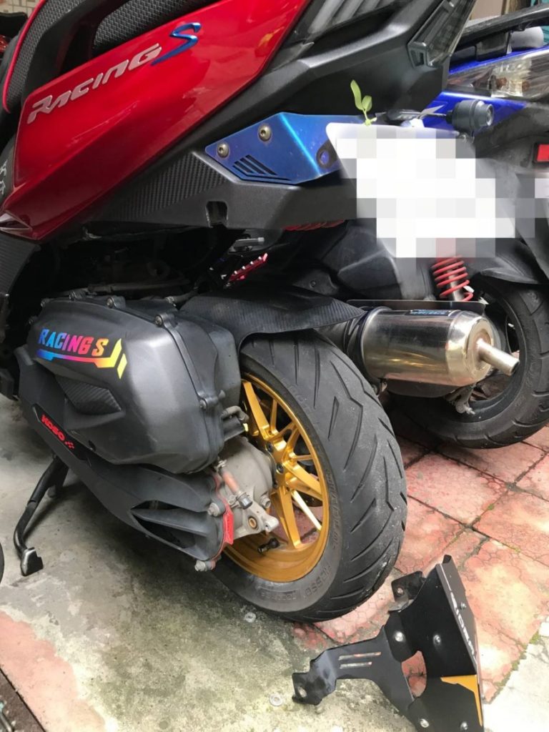 遭竊取避震器之機車。