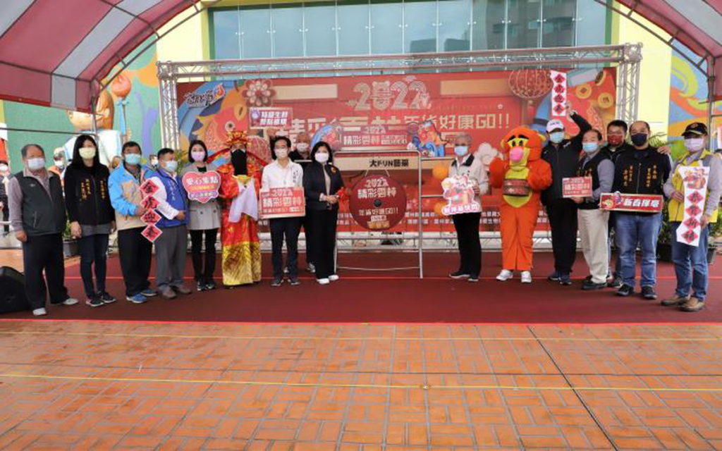 雲林年貨大街今在斗南田徑場前廣場熱鬧開賣，張縣長特地到場催買氣。