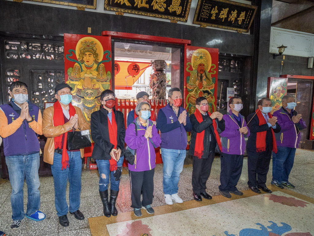 台北後站批發商圈發展促進會黃惠珍理事長(左3)、臺北市華陰街徒步區發展協會黃世輝理事長(左5)、臺北市政府產業發展局林崇傑局長(右4)於華音街普濟寺參拜祈福