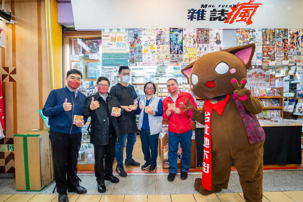 臺北市商業處高振源處長(左1)、臺北市政府林崇傑局長(左2)、保證責任臺北市台北地下街場地利用合作社盧寶鐘理事主席(右3)至台北地下街發放店家發財金合照