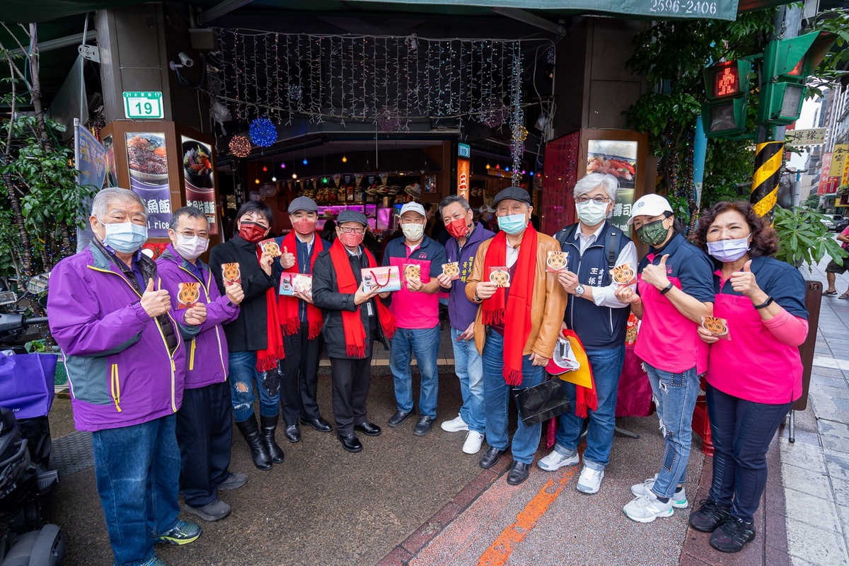 台北後站批發商圈發展促進會黃惠珍理事長(左3)、臺北市商業處高振源處長(左4)、臺北市政府林崇傑局長(左5)、臺北市華陰街徒步區發展協會黃世輝理事長(右5)至華陰街商圈發放店家發財金合照