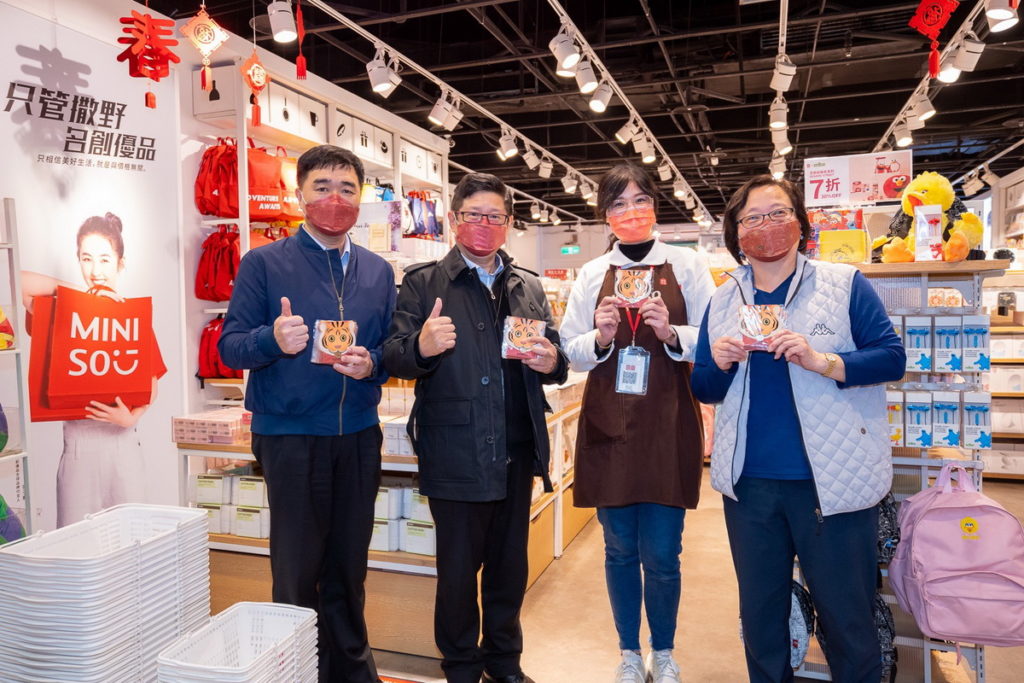 臺北市商業處高振源處長(左1)、臺北市政府林崇傑局長(左2)、保證責任臺北市台北地下街場地利用合作社盧寶鐘理事主席(右1)至台北地下街發放店家發財金合照