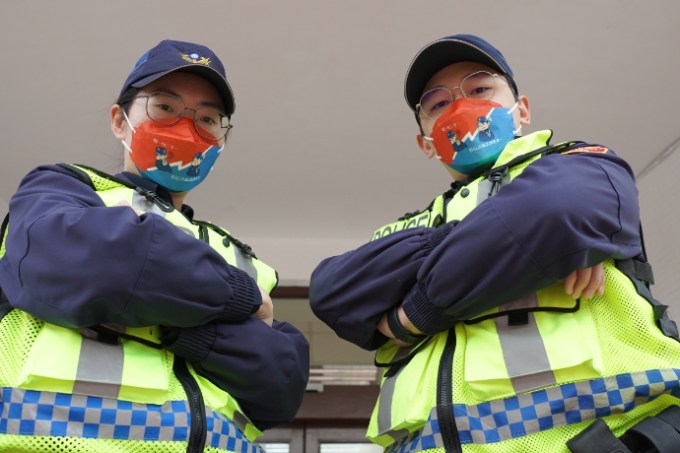 S__258588711 新竹市警察局為預防詐騙,設計口罩教導民眾遇到詐騙集團該如何反應。圖:警方提供