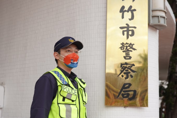 S__258588713 新竹市警察局為預防詐騙,設計口罩教導民眾遇到詐騙集團該如何反應。圖:警方提供