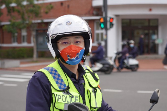 S__258588712 新竹市警察局為預防詐騙,設計口罩教導民眾遇到詐騙集團該如何反應。圖:警方提供