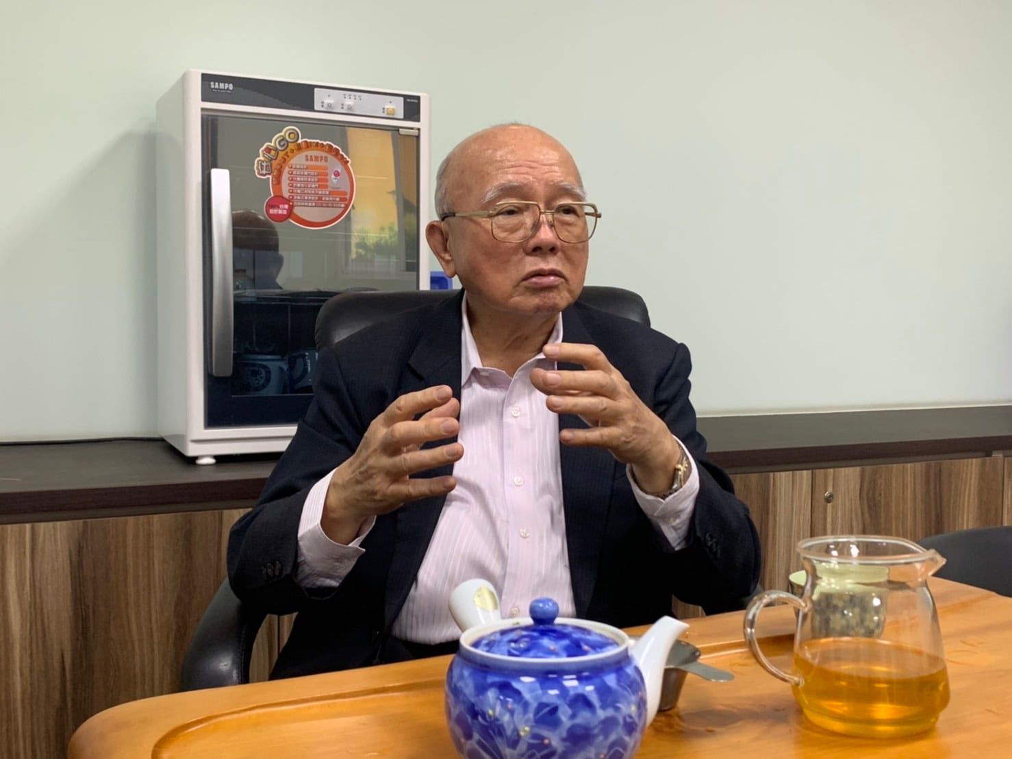 可能是 1 人、坐著和室內的圖像