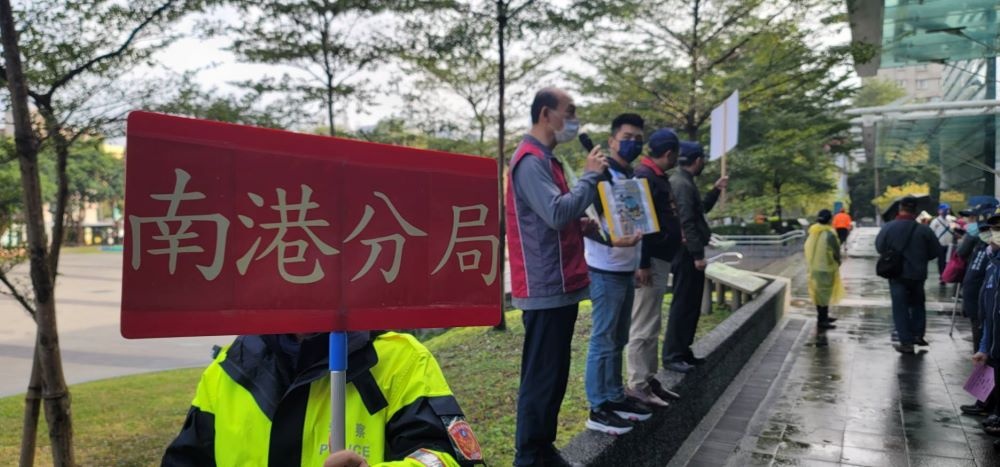 南港分局於遊行前宣導。