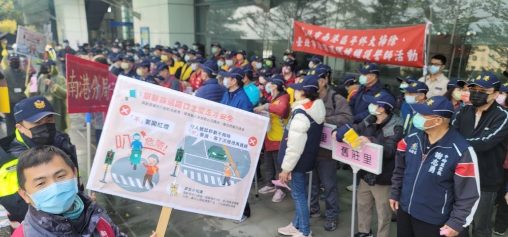 參加誓師遊行隊伍的民眾踴躍。