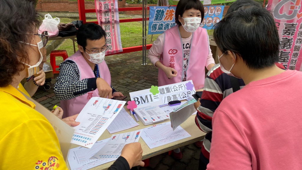 家長透過闖關及衛教活動,了解如何觀察及掌握兒童的生長狀況。