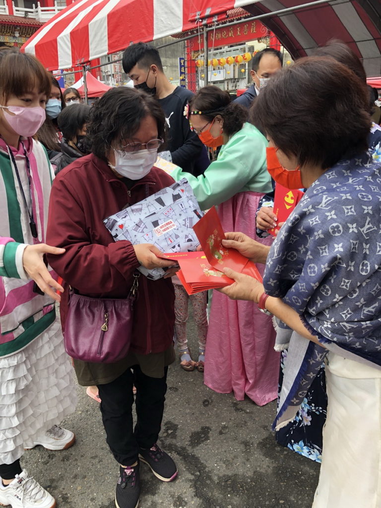 發送物資與禮金給嘉義市新住民弱勢家庭