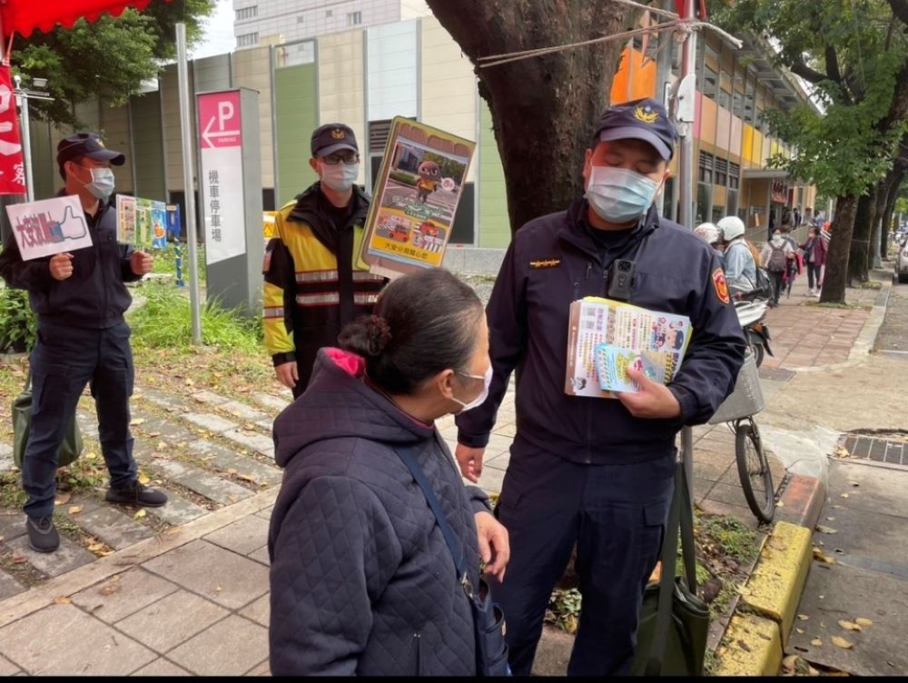 向年長者除宣導春節期間搭乘大眾運輸之資訊外,並宣導交通安全及反詐騙。