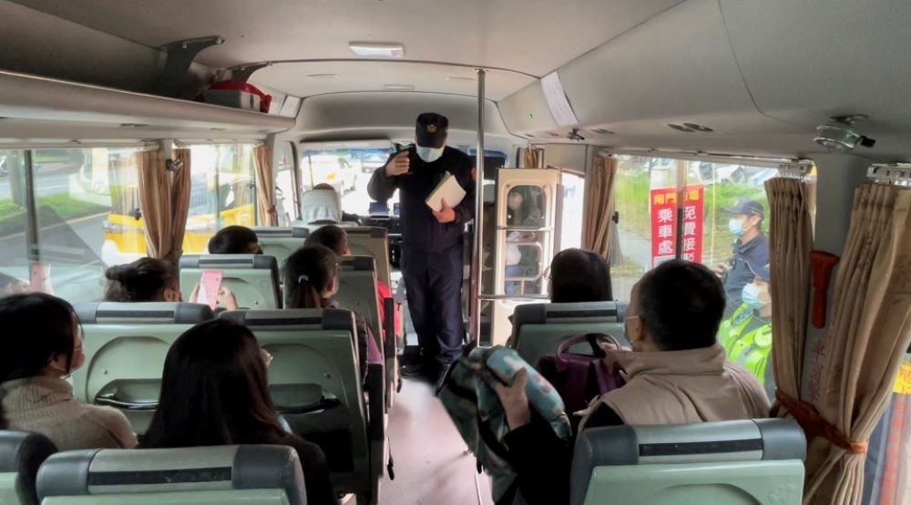 向民眾宣導春節期間可多利用北市好行、北市好停車APP,俾利了解北市交通狀況及行程規劃。