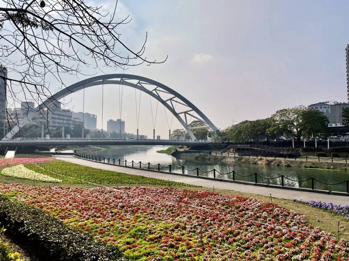 高市河岸綠地 百花綻放報春喜