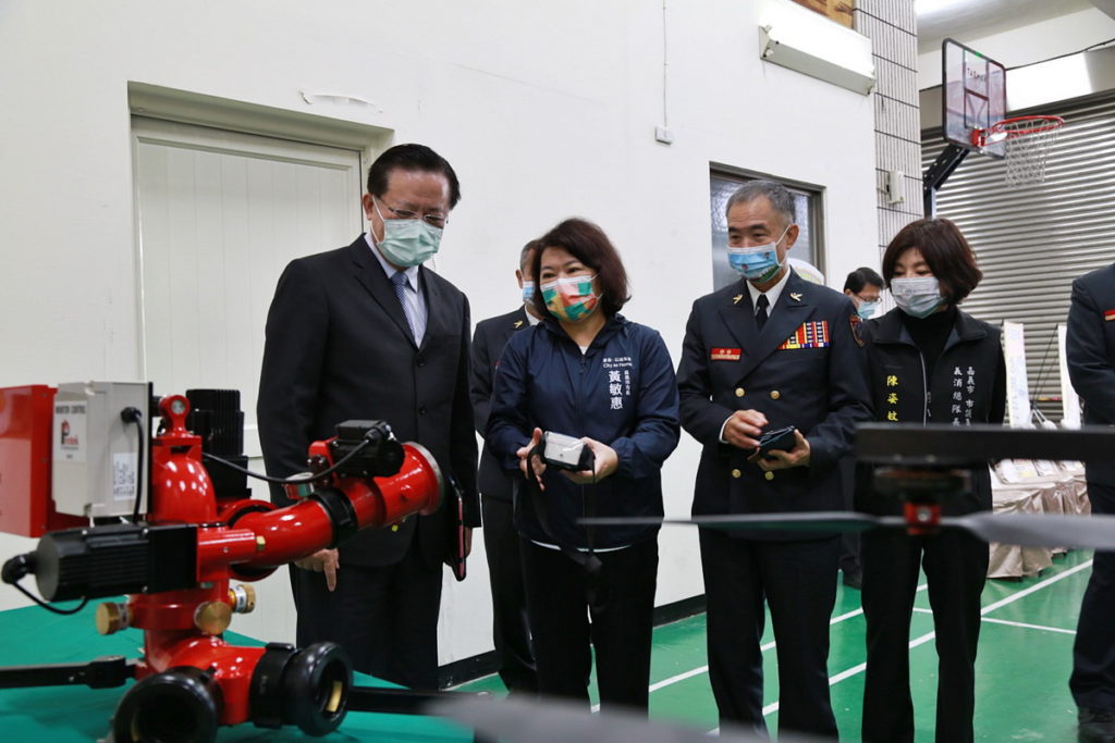 _市長與內政部消防署署長蕭煥章一同參觀消防設備_嘉義市政府提供