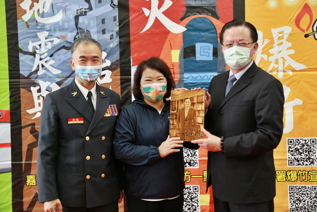市長黃敏惠致贈內政部消防署署長蕭煥章禮物_嘉義市政府提供