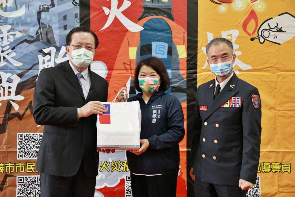 內政部消防署署長蕭煥章致贈伴手禮給黃敏惠市長_嘉義市政府提供