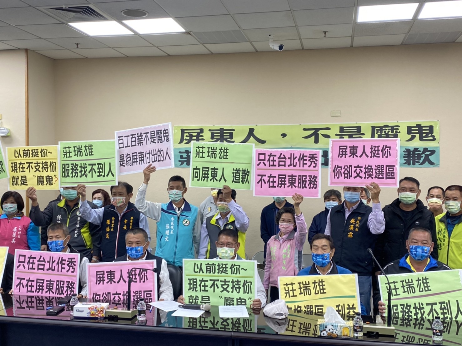 【屏東初選開戰2-1】誰在臥底策反?周春米、莊瑞雄、鍾佳濱殺到刀刀見骨 76 【屏東開戰2-1】周春米、莊瑞雄、鍾佳濱競逐大位 爆藍營策反 同志殺到刀刀見骨