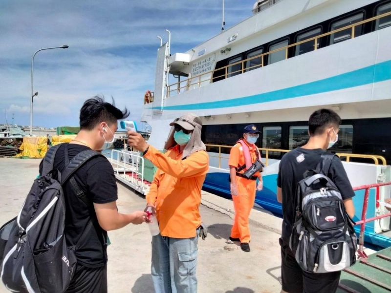 加強防疫公車處派員至各候車亭及運輸具進行消毒