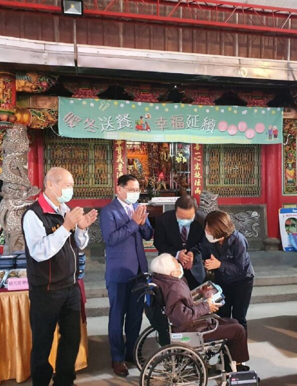 ▲吳鳳科技大學與富邦人壽偕同社區夥伴參與「暖冬送餐 幸福延續」公益活動。(圖/吳鳳科大提供)