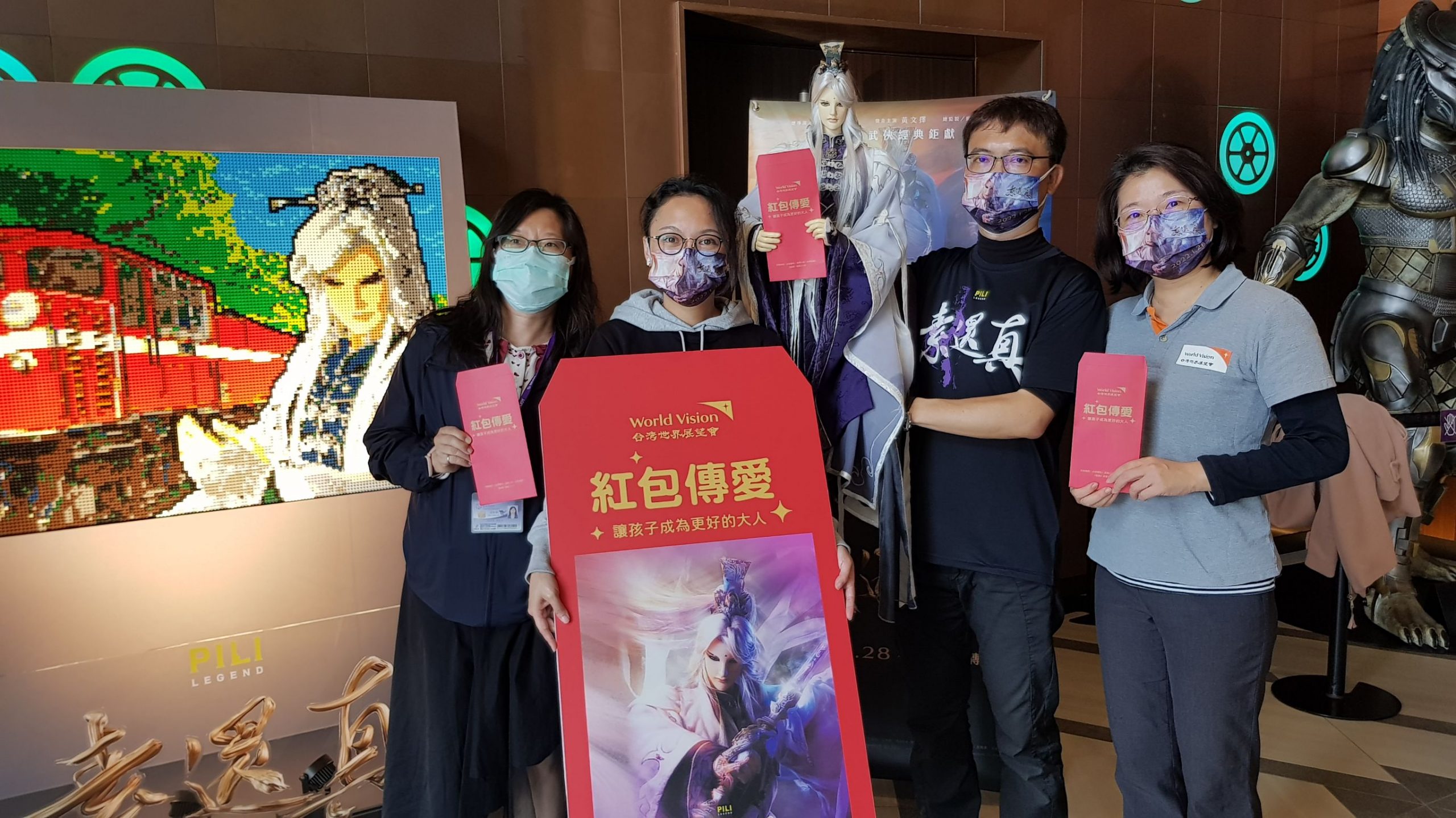 圖片說明:布袋戲第一男主角素還真招待弱勢兒童看電影發紅包。(記者劉治強攝))