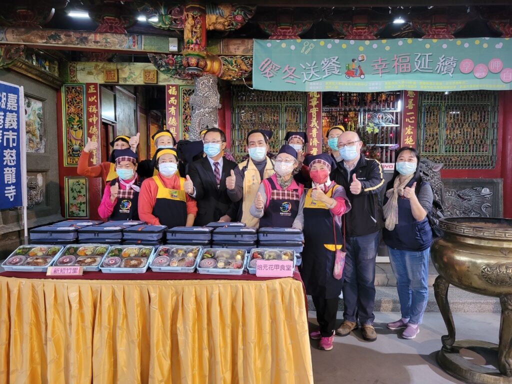 ▲吳鳳科技大學與富邦人壽偕同社區夥伴參與「暖冬送餐 幸福延續」公益活動。（圖/吳鳳科大提供）