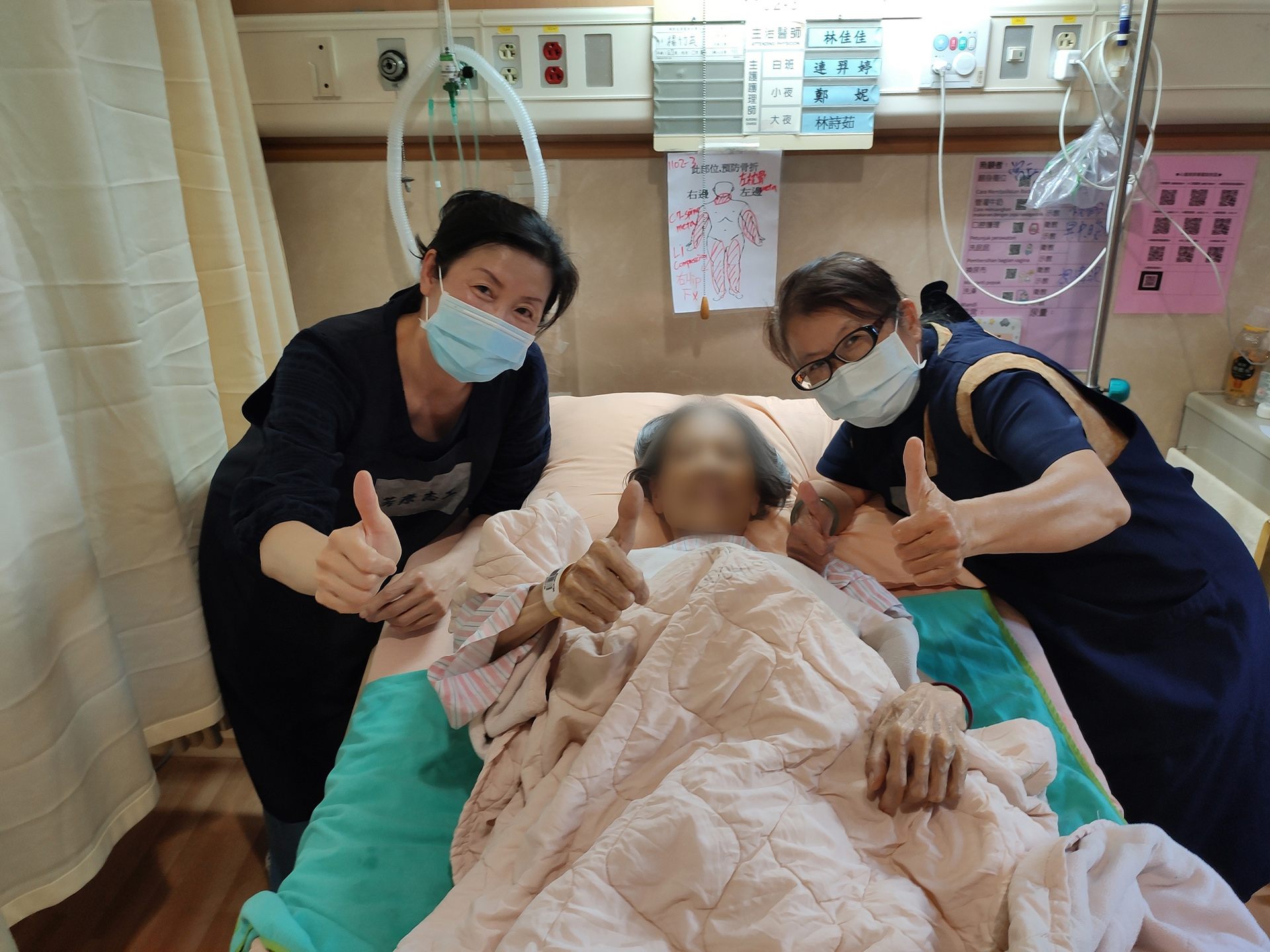 按摩後，病人多說:「好舒服」，開心的跟老師、志工合影。