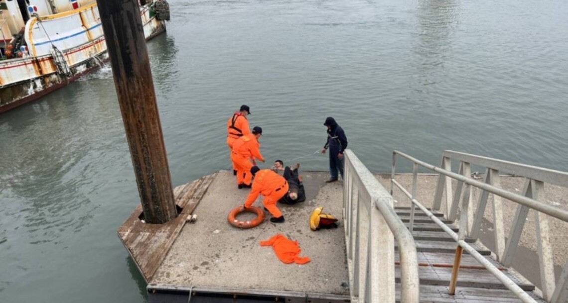 船員失足跌落漁港 海巡即刻救援保命