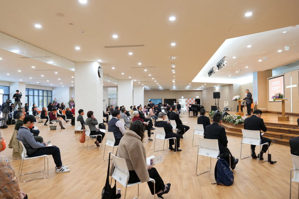 考量防疫,現場僅有約60位貴賓出席,許多企業及教會夥伴則透過線上參與。(台灣世界展望會提供)