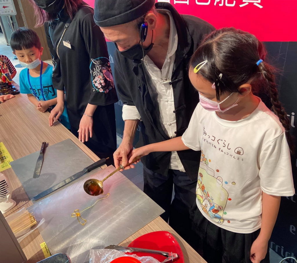 初四「復刻古早畫糖」,特別邀請畫糖捏麵達人詹明達師傅,帶領民眾體驗傳統古早畫糖樂趣