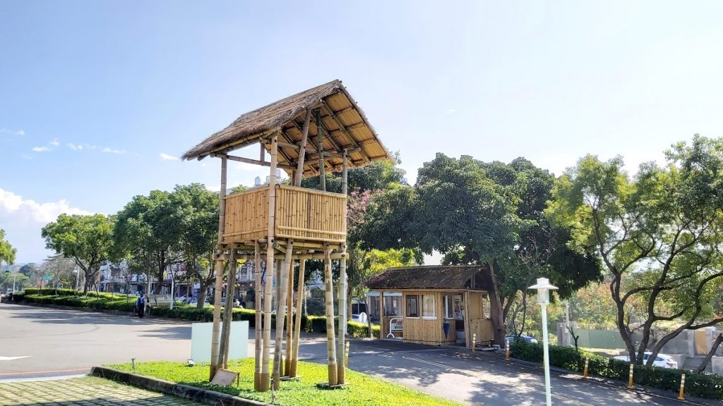 工藝師劉昭明在園區內竹藝造景的作品〈眺〉(圖/陳惠玲攝影)