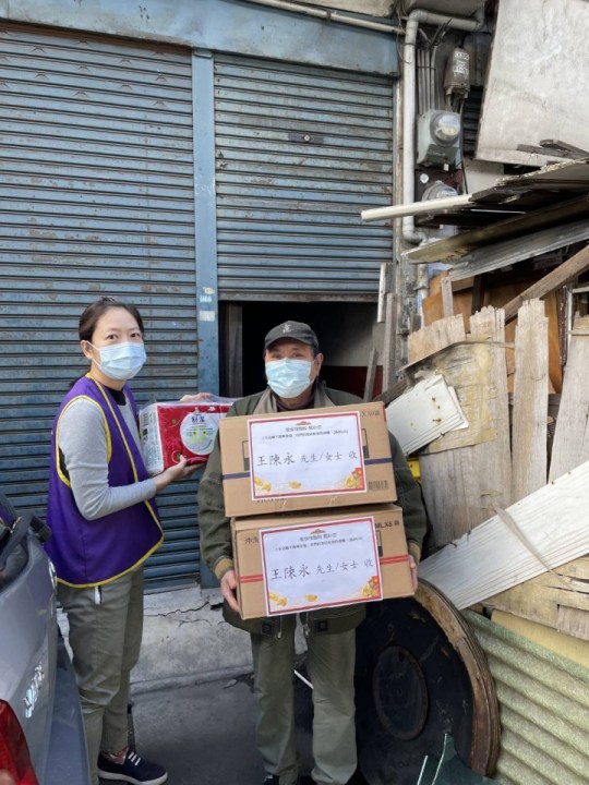 254809 天主教聖保祿醫院社區健康科,關懷獨居者致贈生活必需品活動已持續8年。圖:聖保祿醫院提供