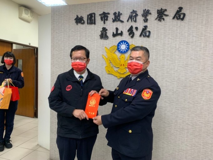 桃園市長鄭文燦頒贈慰問金，龜山警分局長蔡啟仁代表接受。圖：警方提供