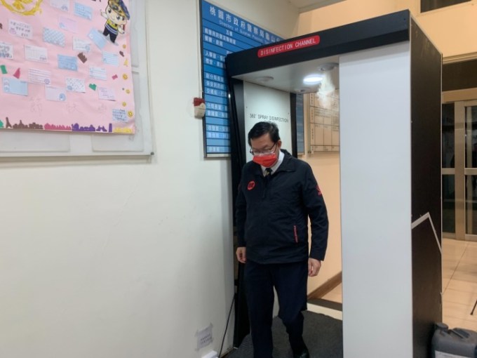 桃園市龜山警分局落實防疫，市長鄭文燦進入分局時進行消毒。圖：警方提供