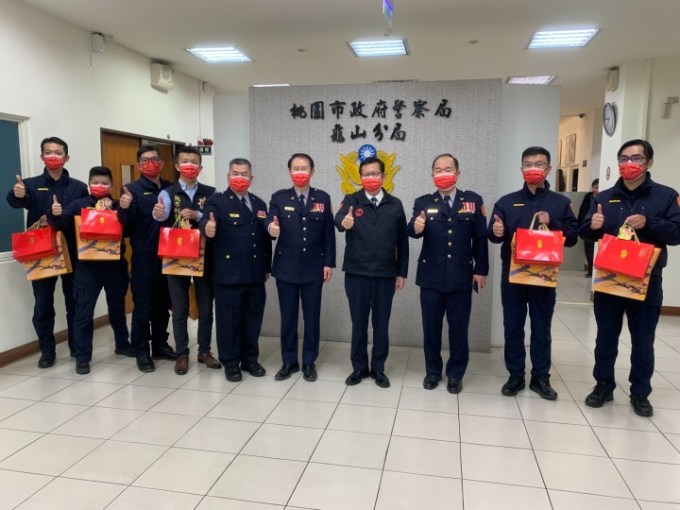桃園市長鄭文燦前往龜山警分局感謝員警辛勞。圖：警方提供