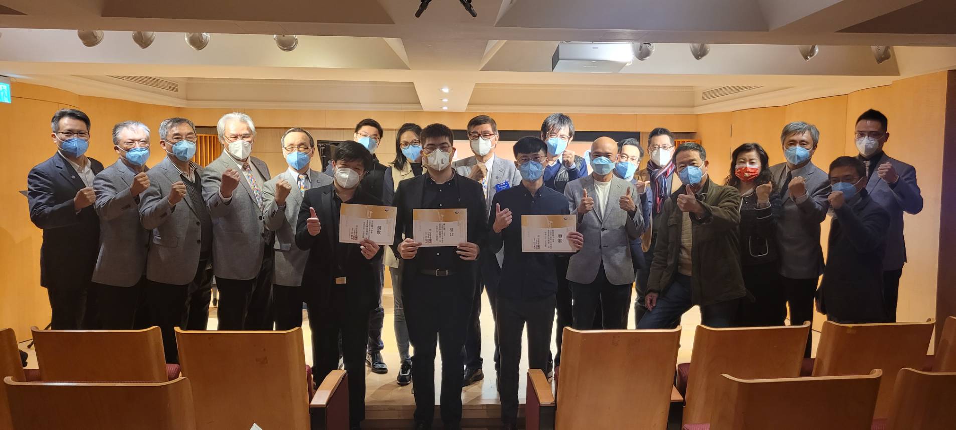 圖片說明:主辦單位和決賽評審團與入選3位青年演奏家合影。(圖/台灣薩氏管青少年演奏家培育計畫籌委會提供)