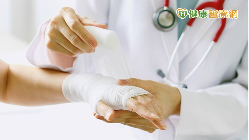 手掌遭車床貫穿導致破洞 超顯微皮瓣重建手術恢復日常
