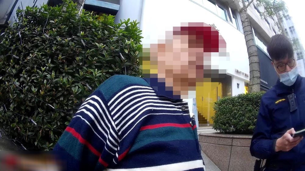 員警到場詢問迷途長者情形