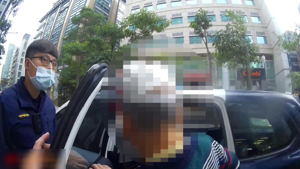 員警護送迷長者返回派出所