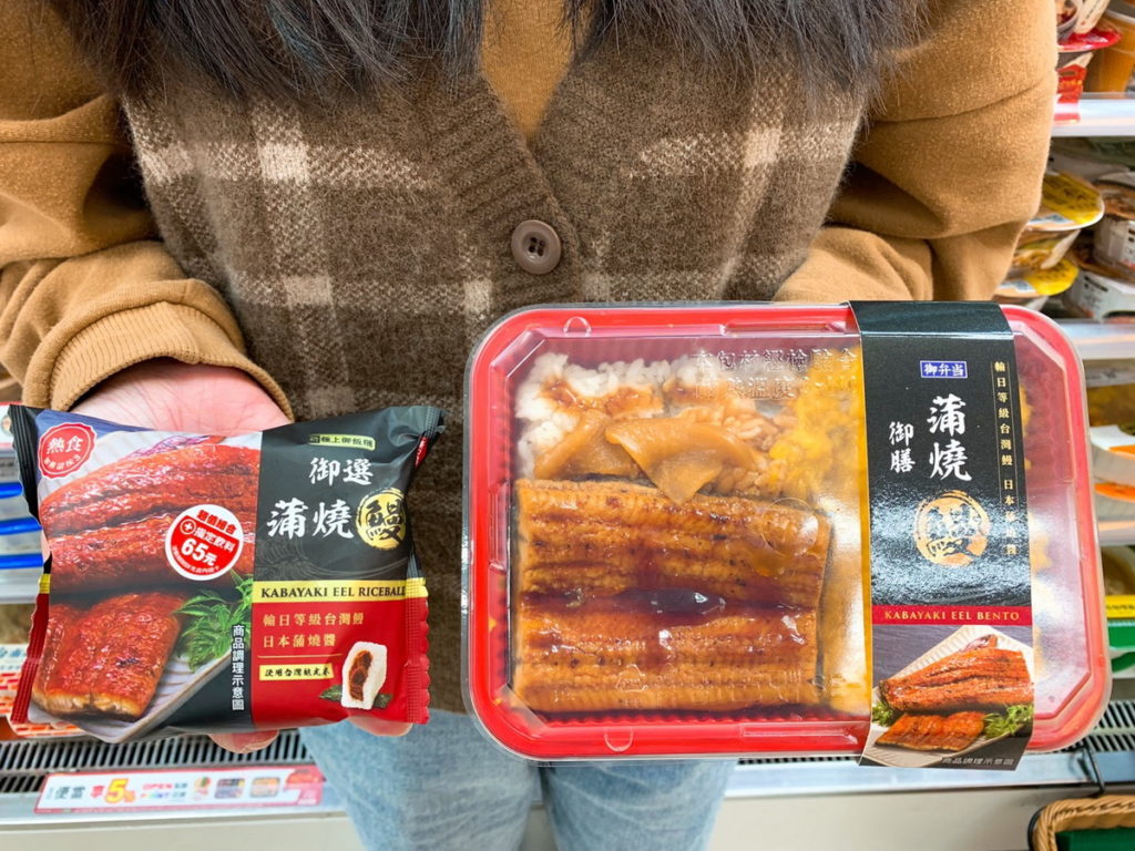 選用在地養殖輸日高等級鰻魚,遵從日本關東的傳統烹調四道炙燒技術,刷上日本道地蒲燒醬燒烤,力求道地專門店風味