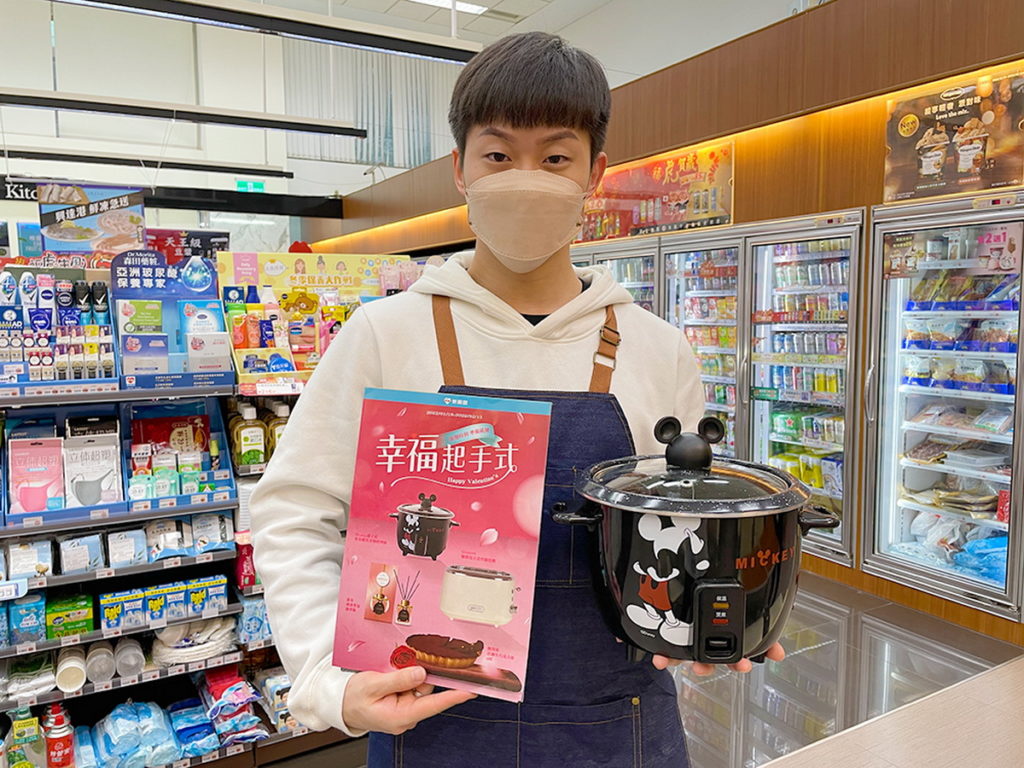 「幸福起手式」預購專刊內也精選兼具可愛與實用的Disney迪士尼米奇曜黑食物料理鍋