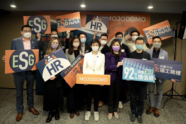 圖片一: (左前起)世界綠色組織創辦人兼行政總裁余遠騁博士、Klook人事及文化總監陳婉儀女士、周大福珠寶集團商業創新及創智發展策劃師趙維嘉女、Mojodomo Hong Kong Limited聯合創辦人及首席策略官張可玲女士、中小企可持續發展學會創會會長連舜香女士、香港社會創投基金創辦人魏華星先生、Informa markets 亞洲人力資源及企業傳訊副總裁陸國坤先生 (左後起) 德事商務中心Regional ESG Lead周漢威先生、地球之友董事及綠色金融事務召集人張振宇先生、Mojodomo Hong Kong Limited創辦人及行政總裁佘啟彥先生、香港培幼會董事司徒廣釗先生、「大家減齡」項目總監魏志煒先生 圖片一: (左前起)世界綠色組織創辦人兼行政總裁余遠騁博士、Klook人事及文化總監陳婉儀女士、周大福珠寶集團商業創新及創智發展策劃師趙維嘉女、Mojodomo Hong Kong Limited聯合創辦人及首席策略官張可玲女士、中小企可持續發展學會創會會長連舜香女士、香港社會創投基金創辦人魏華星先生、Informa markets 亞洲人力資源及企業傳訊副總裁陸國坤先生 (左後起) 德事商務中心Regional ESG Lead周漢威先生、地球之友董事及綠色金融事務召集人張振宇先生、Mojodomo Hong Kong Limited創辦人及行政總裁佘啟彥先生、香港培幼會董事司徒廣釗先生、「大家減齡」項目總監魏志煒先生