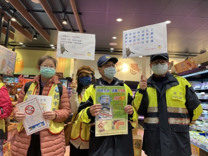 楊梅警分局為提醒民眾加強春節期間防竊，派員在賣場進行宣導。圖：楊梅警分局提供