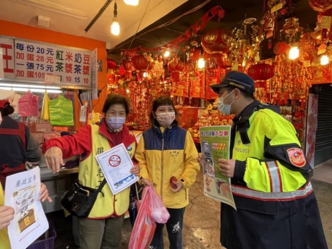 楊梅警分局為提醒民眾加強春節期間防竊，派員在賣場進行宣導。圖：楊梅警分局提供