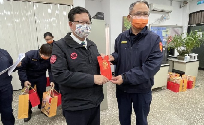 987BC039-2E0C-4C40-BF3E-1E7C1F735984 桃園市長鄭文燦前往平鎮警分局宋屋派出所,慰勞執勤員警辛勞。圖:平鎮警分局提供