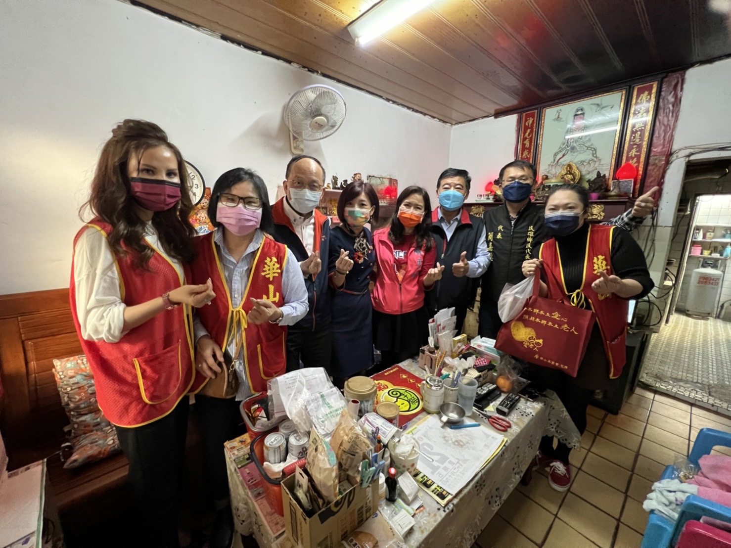圖片說明:華山基金會愛心天使志工為弱勢長輩送年菜。(記者劉治強攝)