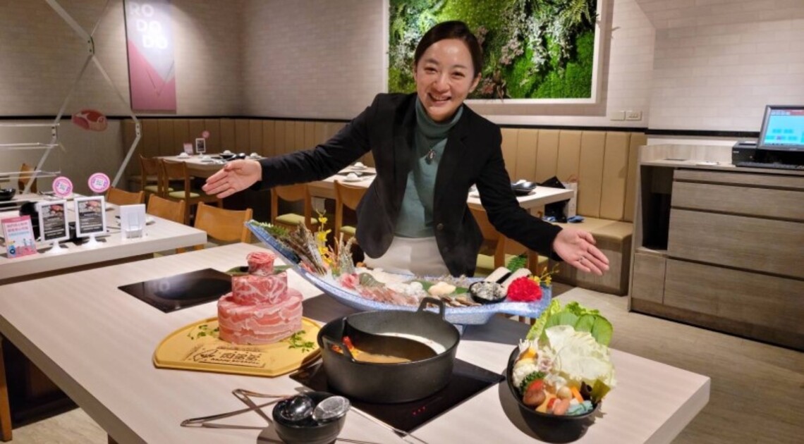 肉多多火鍋農曆年前看準商機 進駐義大Outlet Mall 聯手「台菜王子」黃景龍主廚推出「龍王麻辣湯」