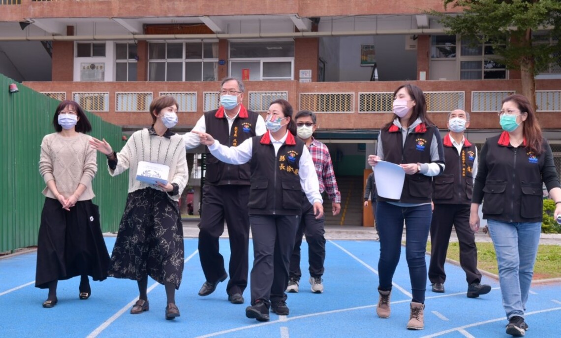徐榛蔚視察明廉國小新大樓中庭老舊羽球場鋪面改善工程