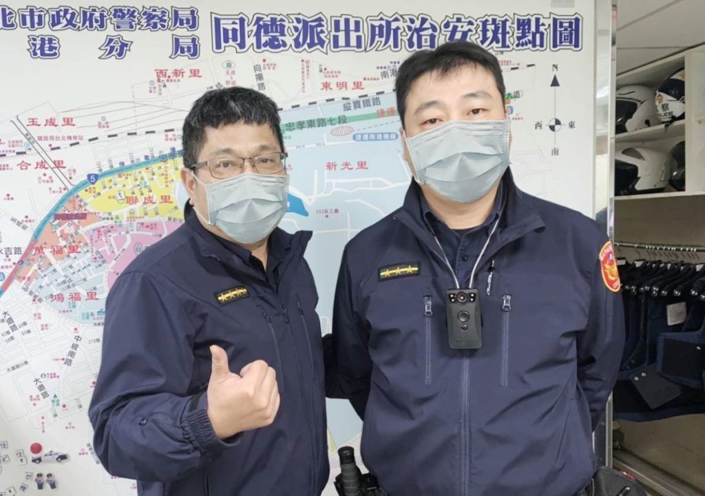 (左)副所長黃威誠,(右)警員 趙樹人。