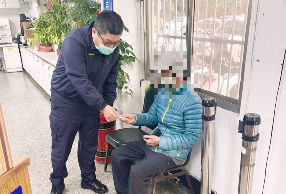 員警細心協助老翁確認身分。